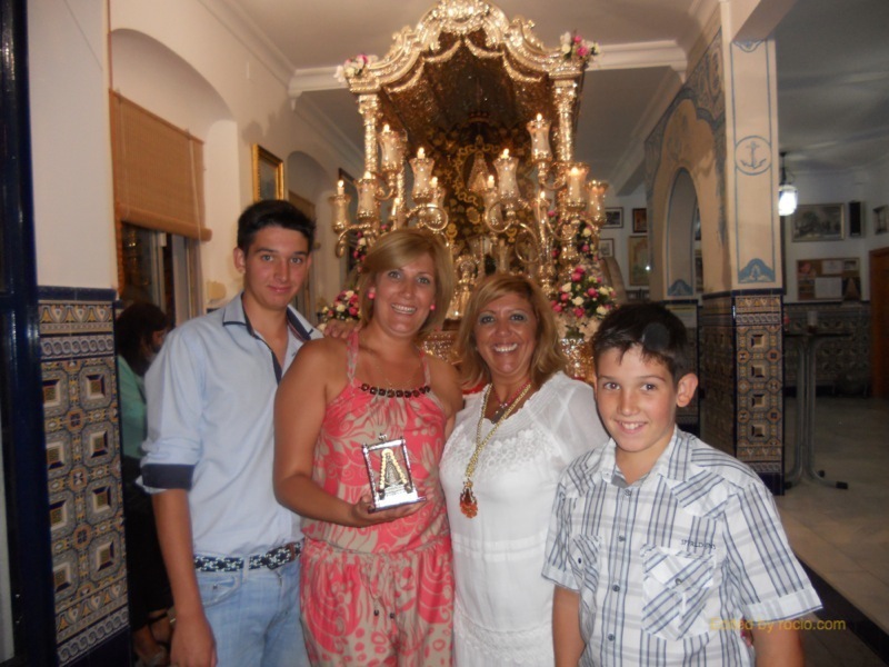 Ante la Carreta, Sara Cáceres y sus hijos Iván y Aimán Barberi con la Hermana Mayor, Juana Rodríguez