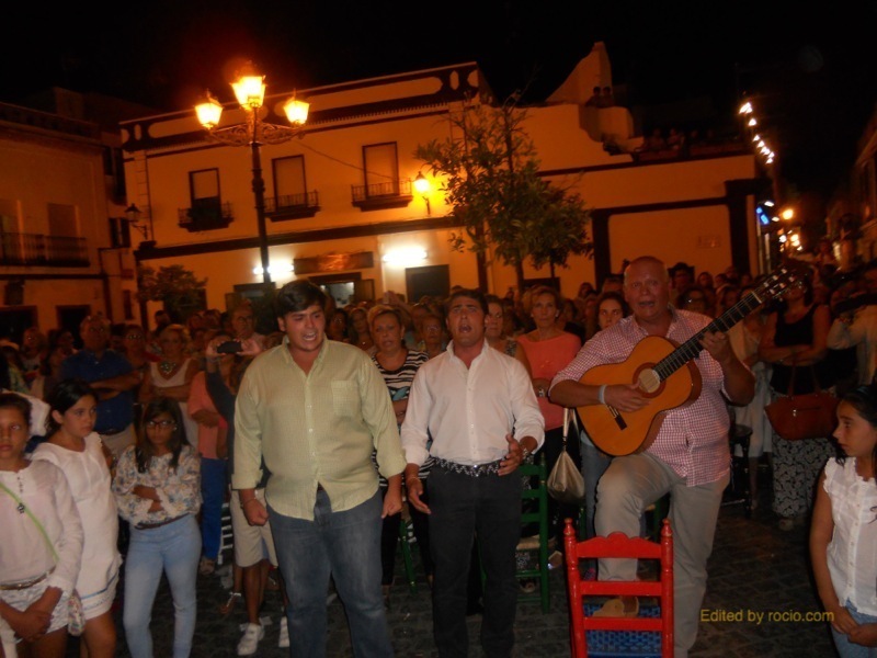 El Grupo -Calle Moguer- cantando la Salve
