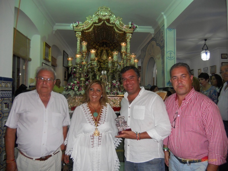 El Hermano Mayor de la Hermandad del Rocío de Carmona, junto a un Hermano Fundador, la Hermana Mayor y el Presidente de la Hermandad de Isla Cristina, Pedro Jesús Álvarez
