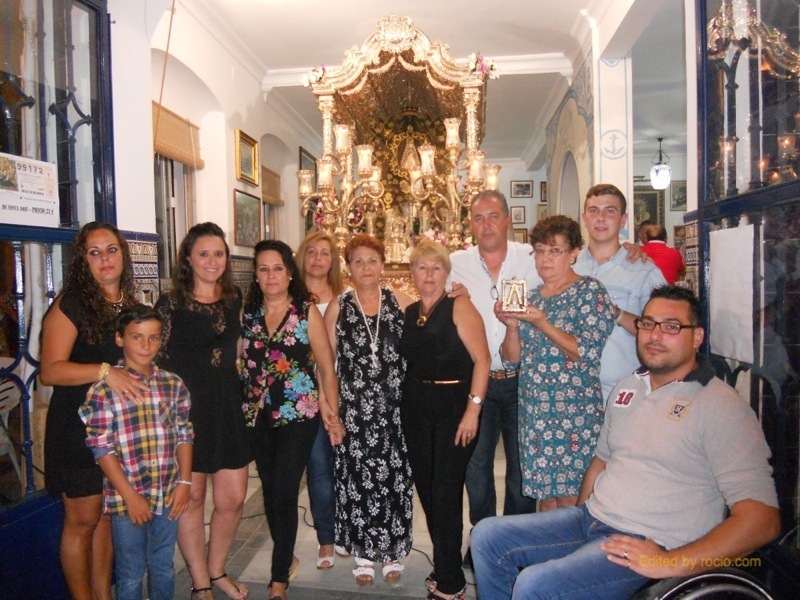 El Presidente de la Hermandad, Pedro Jesús Álvarez, se unió al Coro Sabor Andaluz para esta foto de familia ante la Carreta del Simpecado 