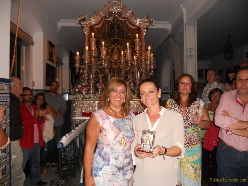 La Hermana Mayor, Juana Rodríguez, entrega a Mariví Sánchez un recuerdo de la Hermandad