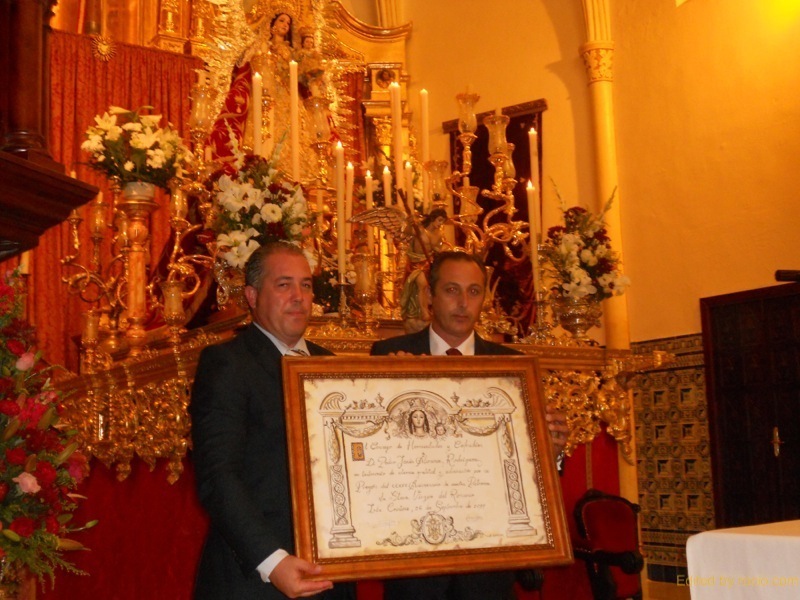 Antonio Peña, Presidente del Consejo de Hermandades y Cofradías de Isla Cristina, entrega al Exaltador, Pedro Jesús Álvarez, un recuerdo de la misma