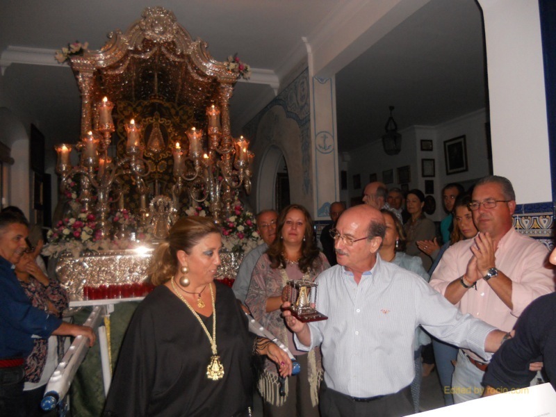 En presencia del Presidente de la Hermandad, la Hermana Mayor entrega a José Luís Carrasco un recuerdo de la Hermandad
