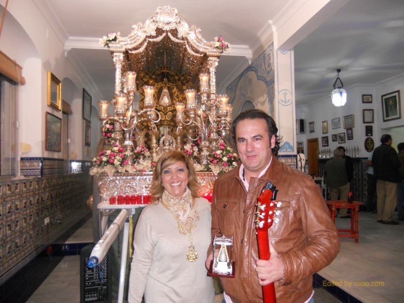 Ante la Carreta del Simpecado, David Carrasco y la Hermana Mayor, Juana Rodríguez