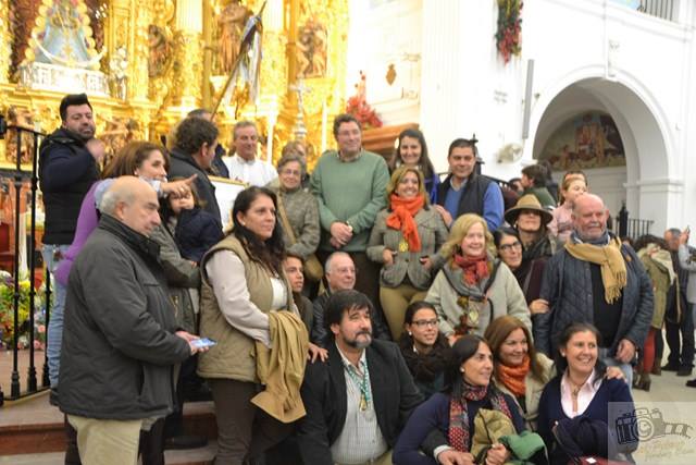 Foto de algunos miembros del Foro con el Presidente de la Hdad. Matriz junto a las hermanas salesianas que recogieron la ofrenda (Foto de Ángel Jiménez)