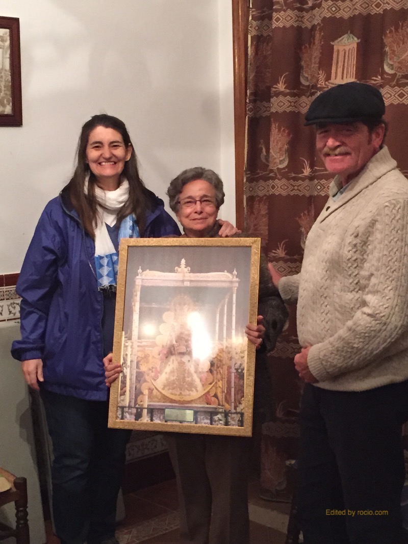 Las hermanas salesianas Nieves y Emilia junto al responsable de la Ofrenda 2014, Jesús Lorencio