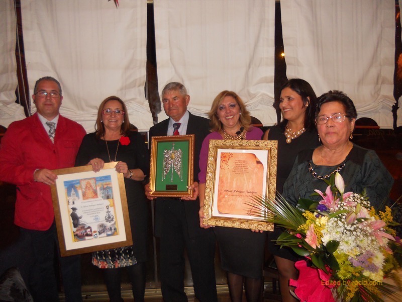 El Presidente, la Alcaldesa, la Hermana Mayor, Juana Rodríguez, el homenajeado y su esposa posan con los regalos recibidos