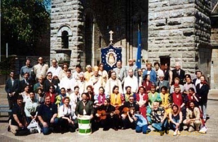 Los peregrinos de la Hdad. de Bruselas con Monseñor Leonard, obispo de la diócesis