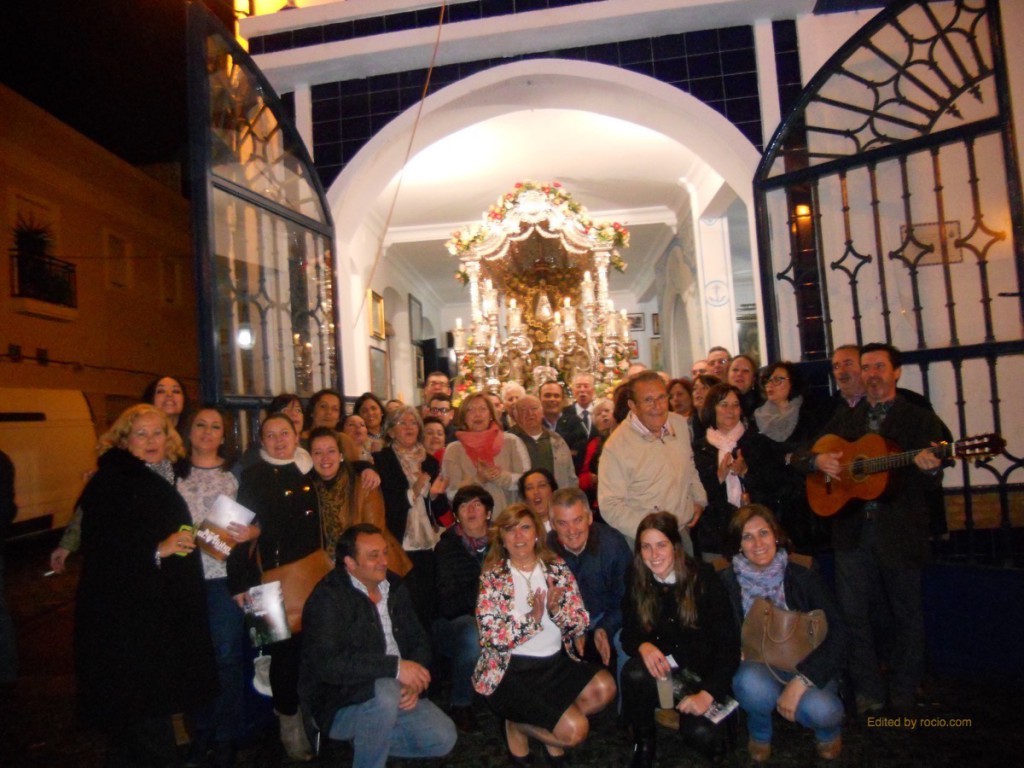 Foto de familia a las puertas de la Casa Hermandad tras el canto de la Salve por parte de todos los hermanos y hermanas.