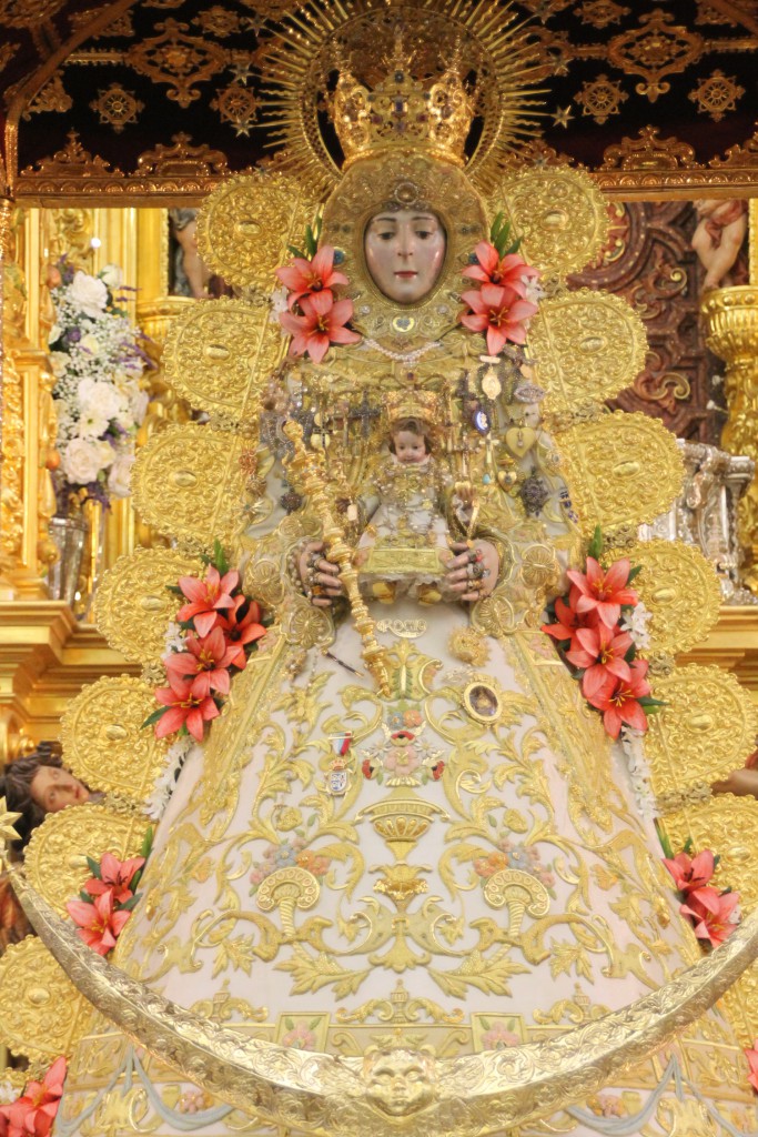 Nuevo traje Virgen Rocio mayo 2015-5