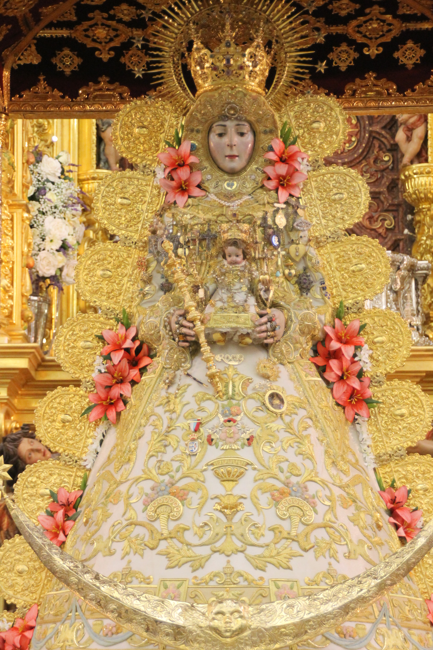La Virgen del Rocío luce nuevo traje para la Romería 2015
