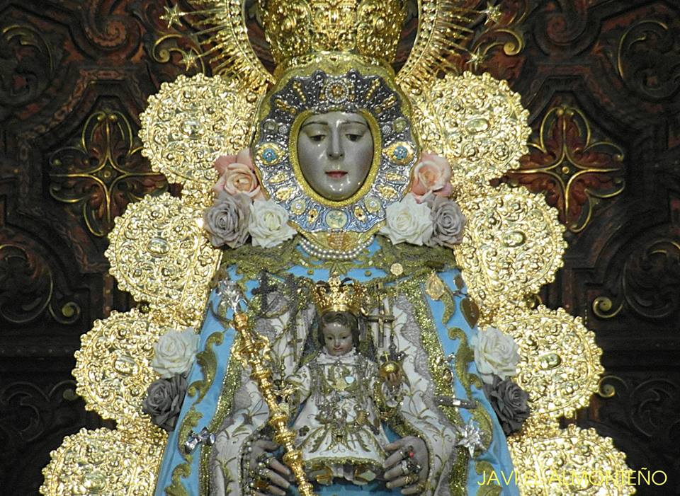La Virgen del Rocío en la Inmaculada de 2018 luciendo el Lazo de platino y brillantes que le regalara el Foro del Rocio en el 2003