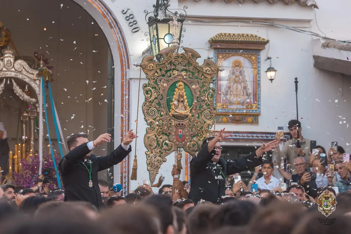 Simpecado ante la ermita durante la procesión de 2026