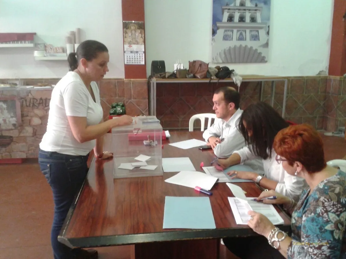 Las Cabezas-4. Los Hnos comienzan a votar.