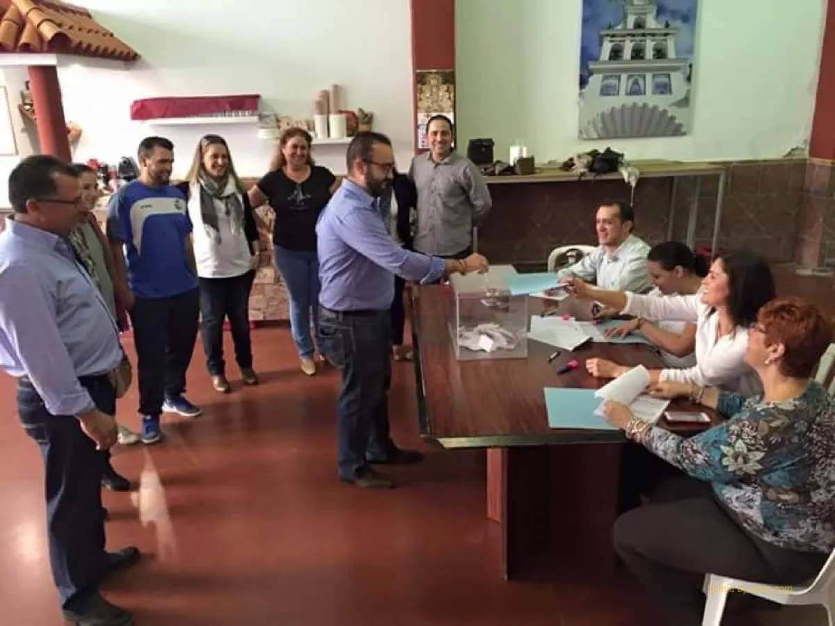 Las Cabezas-5. El actual Hno Mayor vota rodeado de su Junta para su reeleccion.