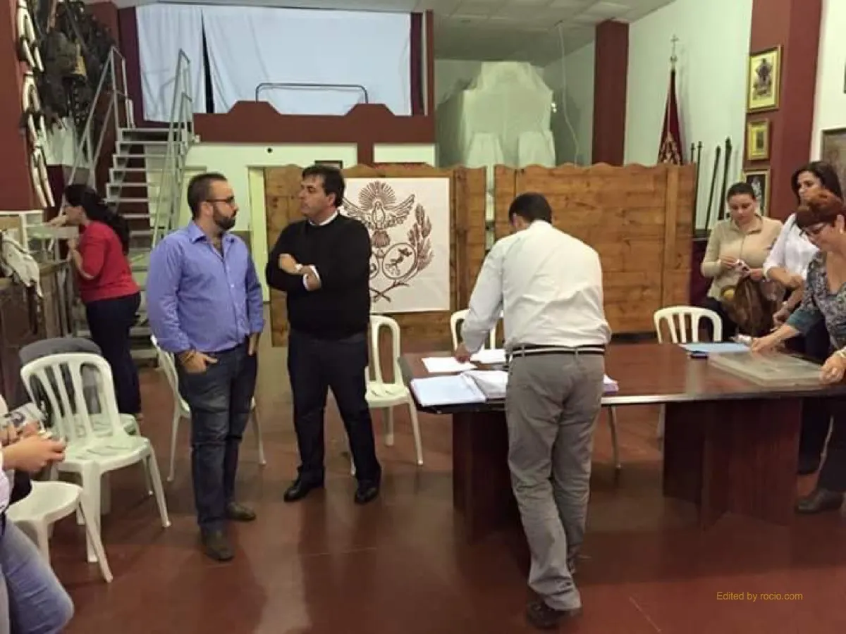 Las Cabezas-8. El Hno Mayor junto al Director Espiritual al finalizar las votaciones.