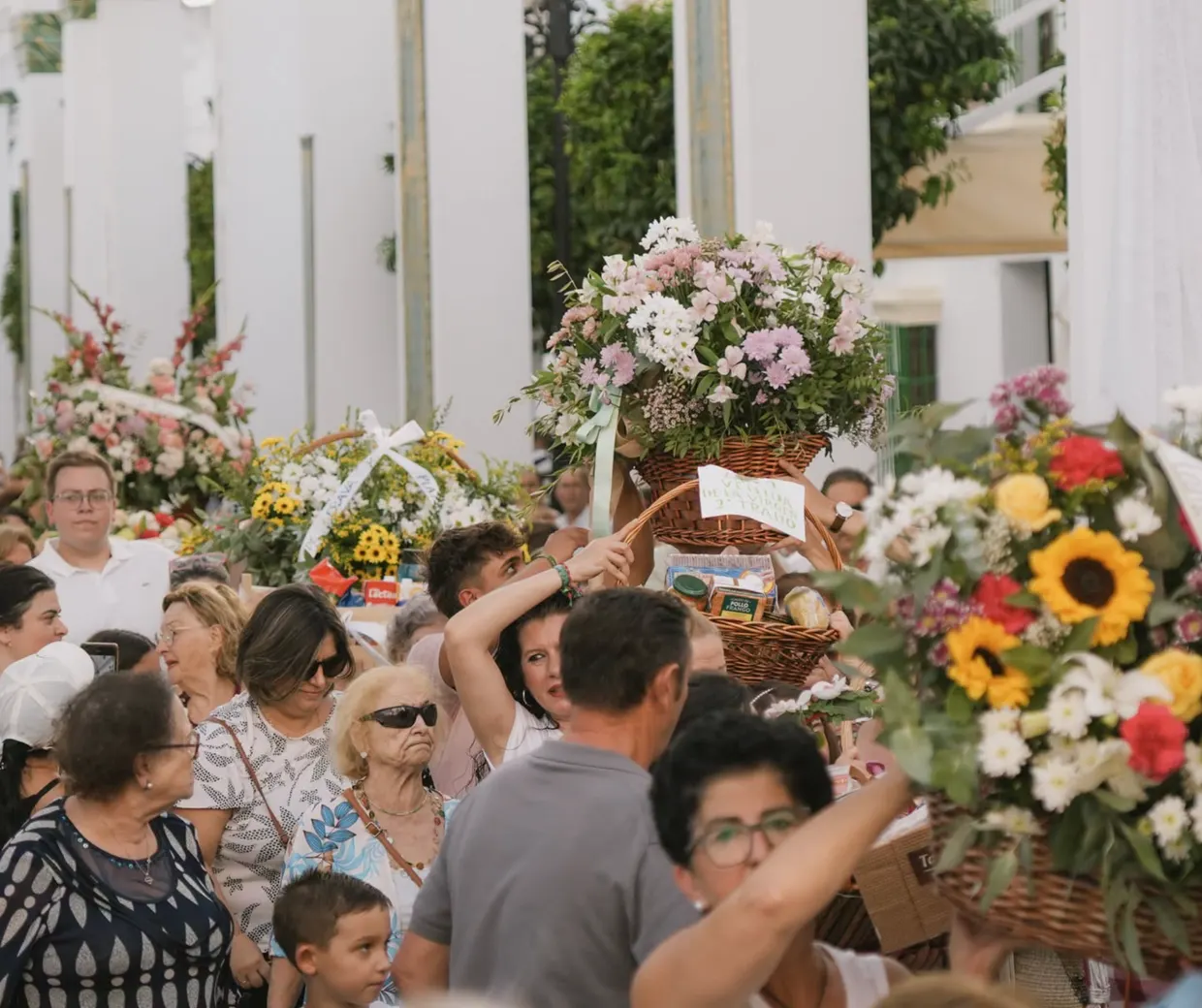 La hermandad de Almonte congrega a vecinos en ofrenda floral y solidaridad