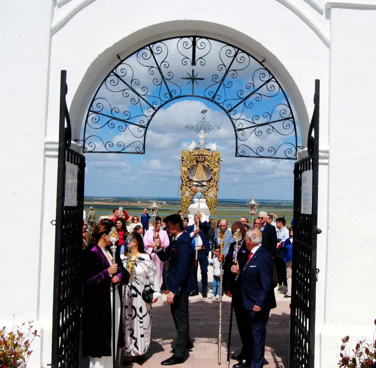 Emigrantes realiza su tradicional ofrenda floral a la Patrona de Huelva, la Virgen de la Cinta 2024-3