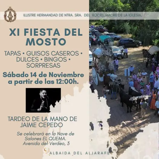 Carrozas tiradas por bueyes y personas vestidas con trajes flamencos desfilan por un camino rodeado de árboles bajo luz solar intensa