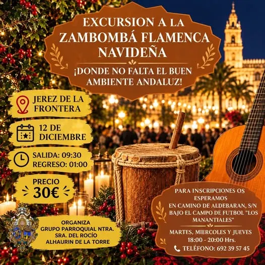 Decoración navideña con luces, un tambor y una guitarra flamenca sobre una mesa frente a un fondo iluminado de la ciudad de Jerez de la Frontera al anochecer