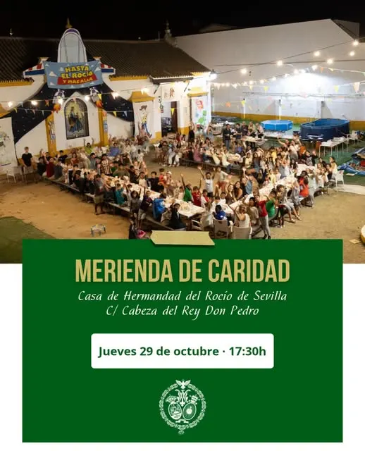 Gran grupo de personas sentadas en largas mesas en un patio decorado con luces y banderines durante una merienda solidaria nocturna en la Casa de Hermandad del Rocío en Sevilla