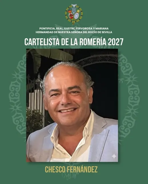 Hombre sonriente con chaqueta clara y camisa blanca posando en interior con fondo oscuro, en cartel oficial de la Hermandad del Rocío de Sevilla para 2027
