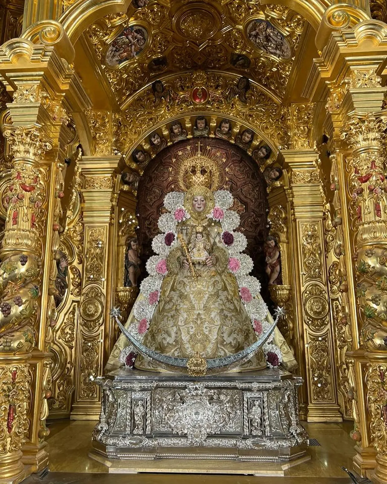 virgen rocio en su camarin enero 2024-1