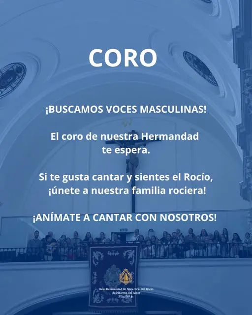 Interior de una iglesia con un grupo de personas en el balcón y un cartel que invita a hombres a unirse al coro de la Hermandad del Rocío