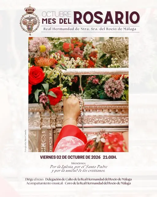 Mano de una persona con manga roja depositando un rosario sobre un paso decorado con flores frescas y elementos dorados