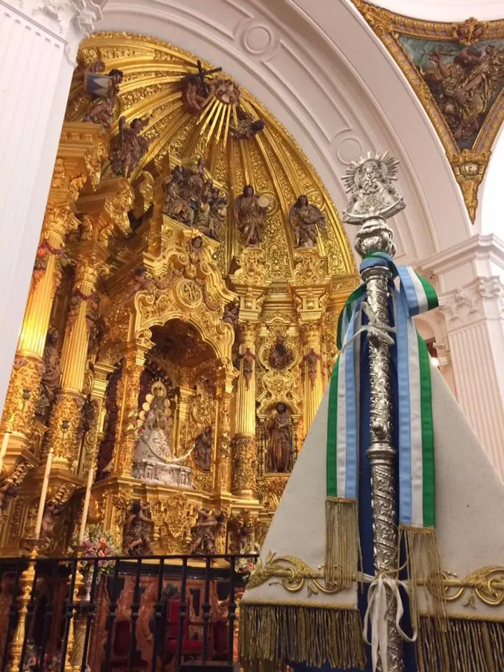 Banderín de Camino de la Hdad. del Rocío de Torremolinos junto a la Virgen del Rocío