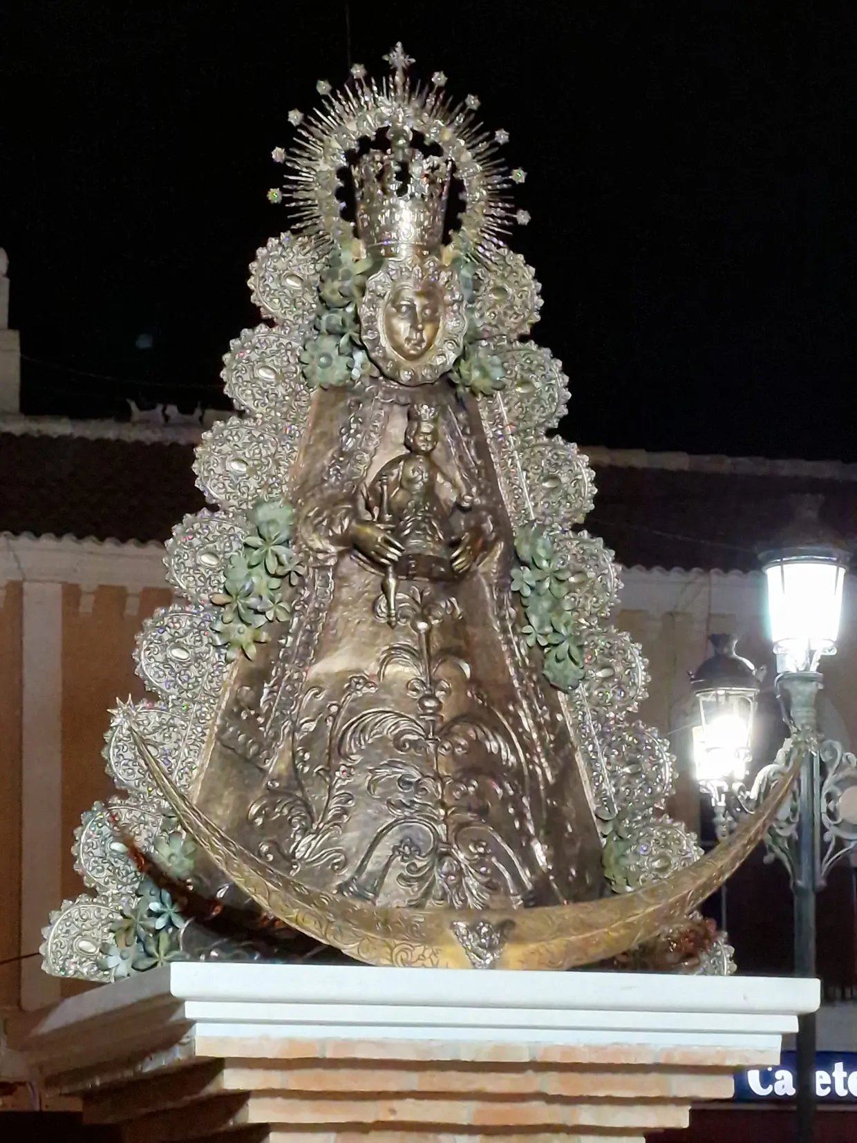 monumento virgen rocio en trigueros-1