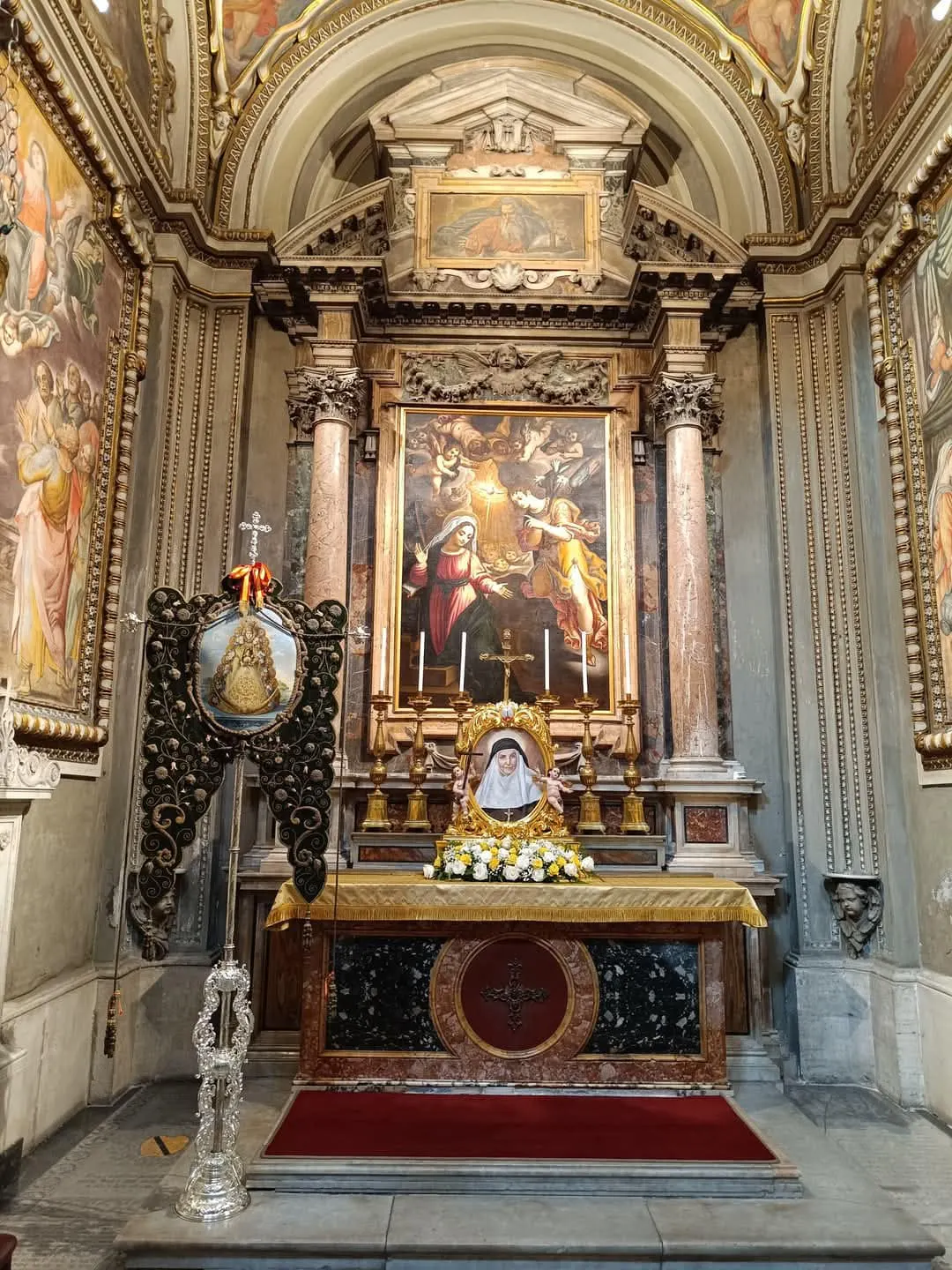 SANTA ANGELA DE LA CRUZ EN LA CAPILLA DE LA ANUNCIACOn con el simpecado rocio matriz