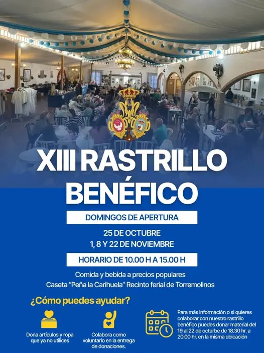 Interior de una caseta decorada con farolillos azules y blancos, con mesas llenas de personas sentadas y ambiente animado en un evento solidario