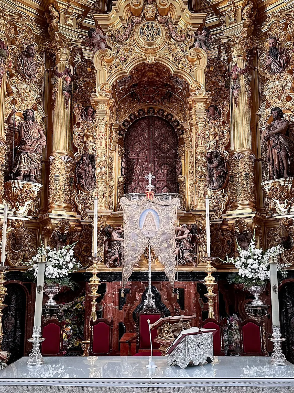 Simpecado de la Hermandad Matriz ya preside el altar del Santuario de Ntra. Sra. del Rocío-3