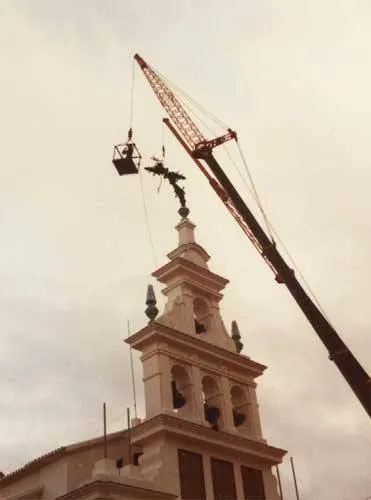 Cruz santuario doblada por viento