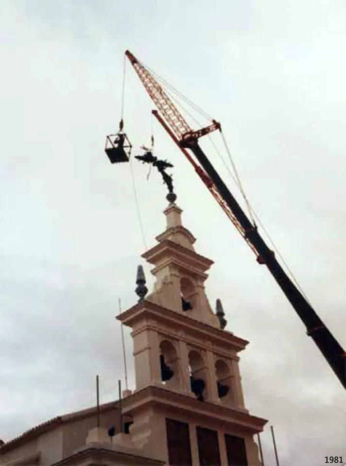 cruz santuario doblada por viento 1981-2