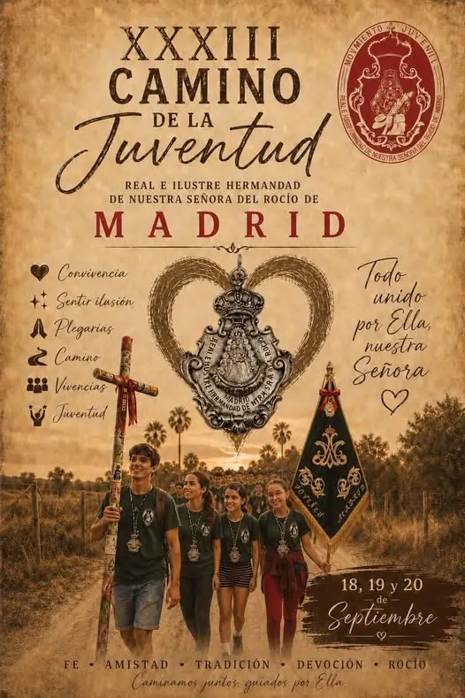 Cuatro jóvenes caminan juntos por un sendero rural al atardecer portando la bandera y el simpecado de la Hermandad de Madrid con medallones colgados al cuello