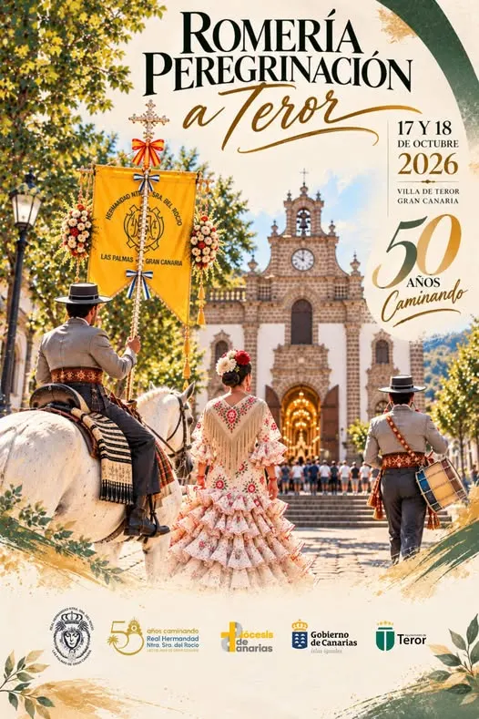 Tres personas vestidas con trajes tradicionales, una a caballo con estandarte, frente a la Basílica de Nuestra Señora del Pino en Teror bajo luz dorada del atardecer