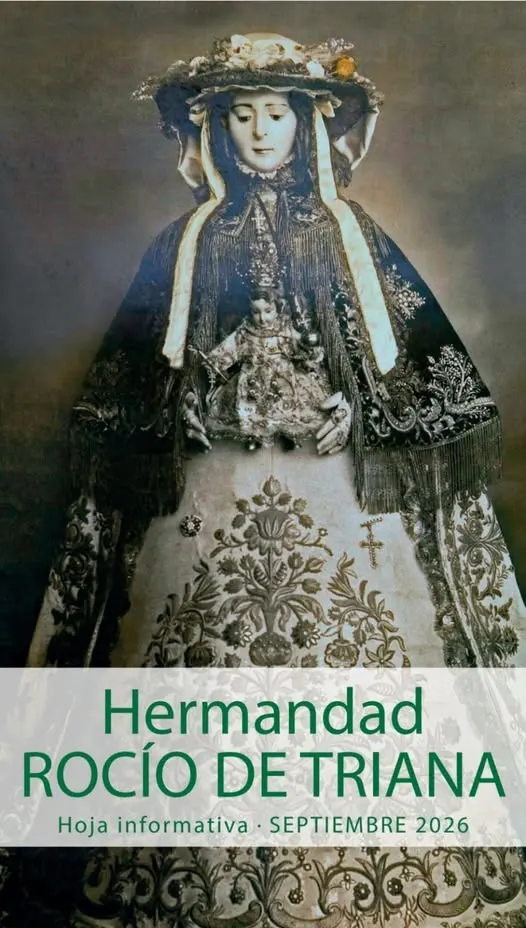 Virgen del Rocío vestida con manto bordado y tocado floral, sosteniendo al Niño Jesús también vestido con ropajes ornamentados