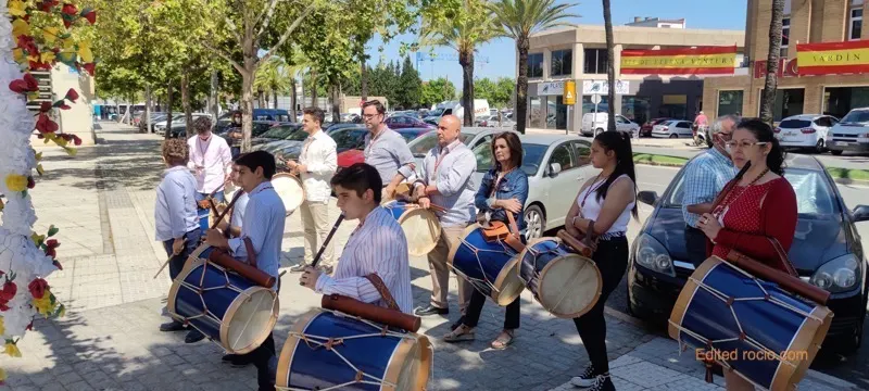 La campana y los tamborileros de Emigrantes anuncian la venida del Espíritu Santo-4