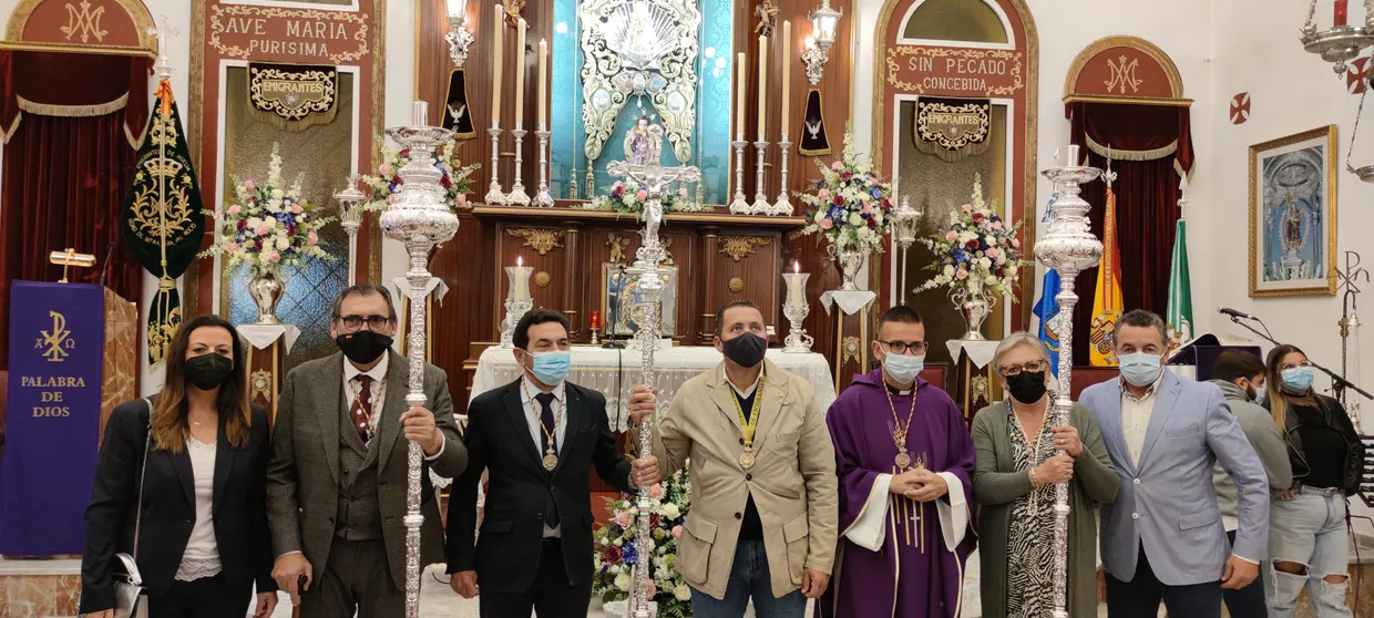 Emigrantes - La familia Sáenz de Sicilia Benito regala un juego de ciriales y cruz alzada2