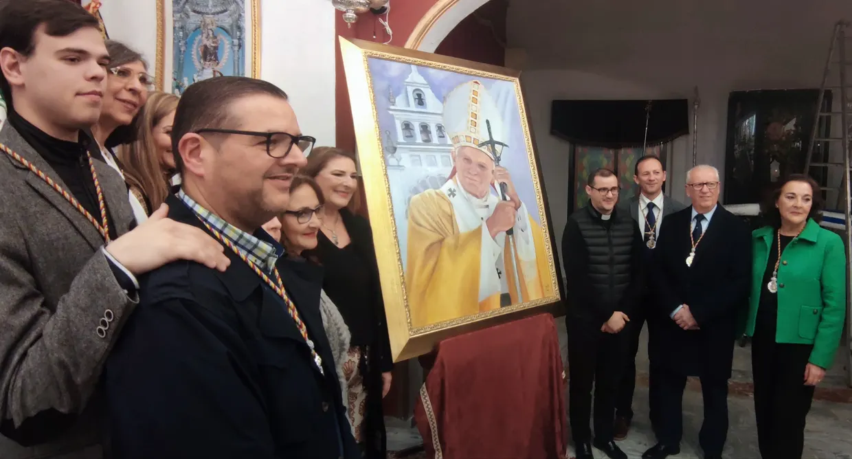 Rocio emigrantes bendición de un cuadro dedicado a San Juan Pablo II-5