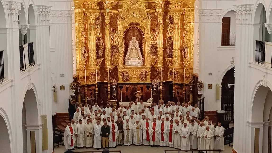 representación de los vicarios Episcopales de las sesenta y nueve diócesis de España visian el Rocío-2