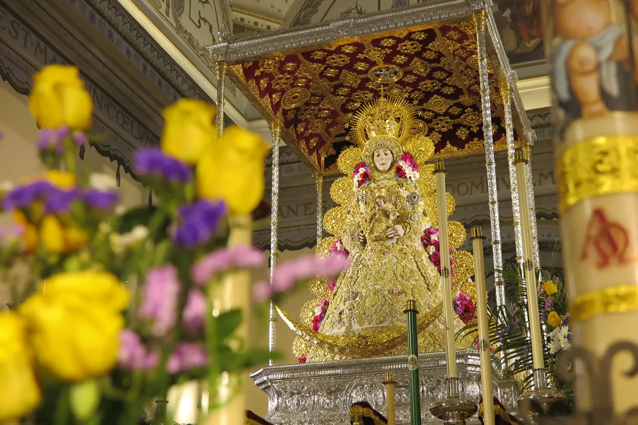 La Virgen del Rocío amanece en su paso a las puertas de un Rocío de Esperanza-1