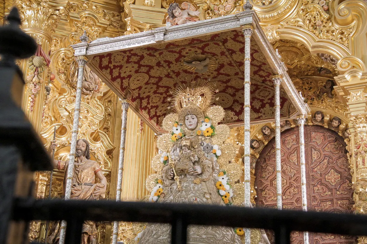 Virgen del Rocío entronizada en su paso, para la Romería de 2023-1