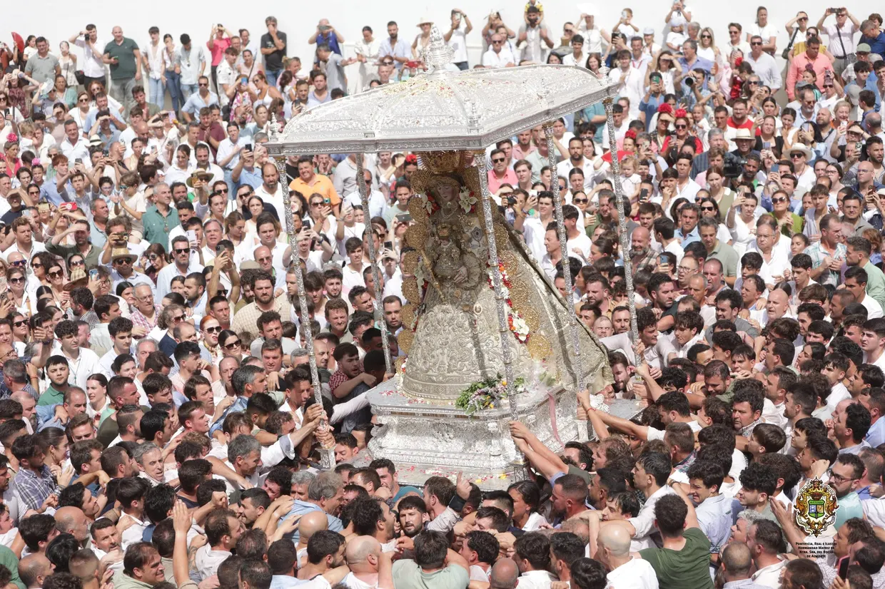 Entrada de la Virgen del Rocío en la romería de 2025