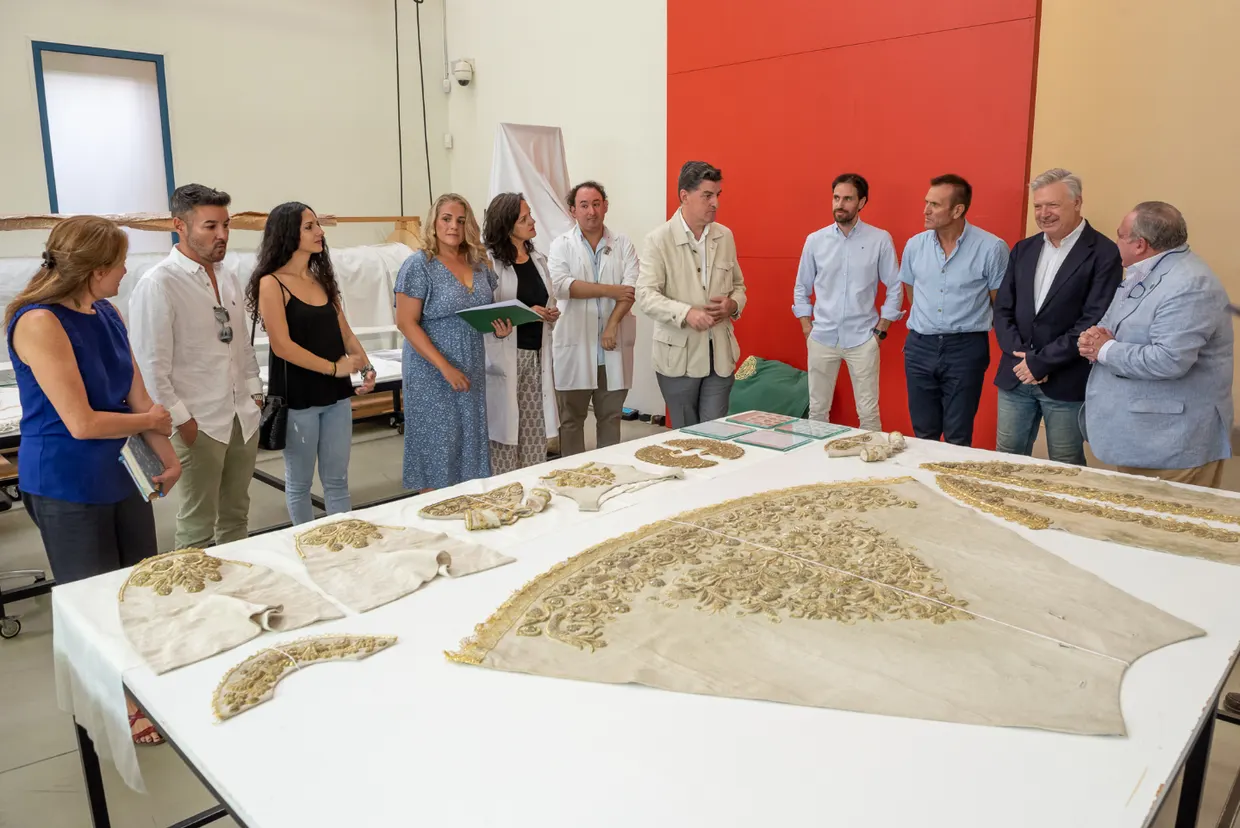 Visita a los trabajos de restauración del traje de Los Montpensier-1