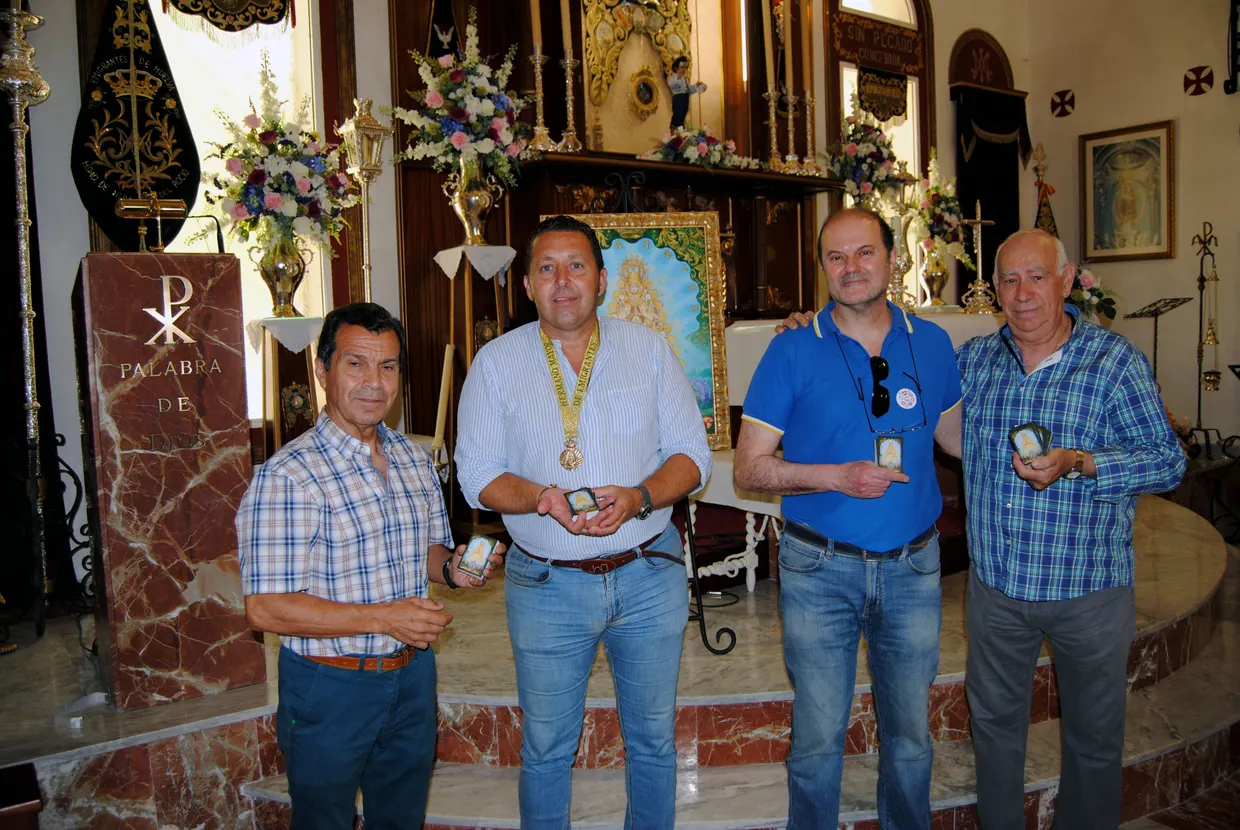 comerciantes de Isla Chica entregan 10.000 estampas al hermano mayor de Emigrantes-2