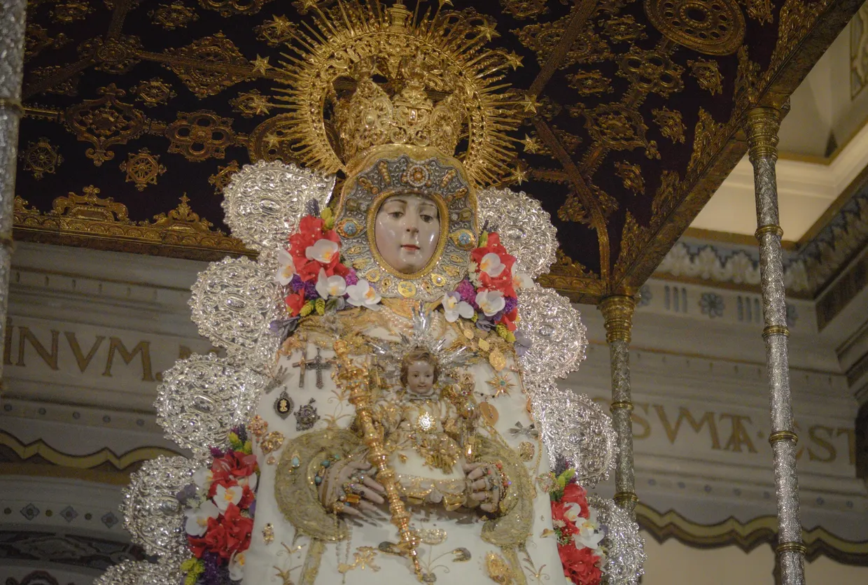 La Virgen del Rocío, entronizada en su paso, a las puertas de la Semana Santa-4