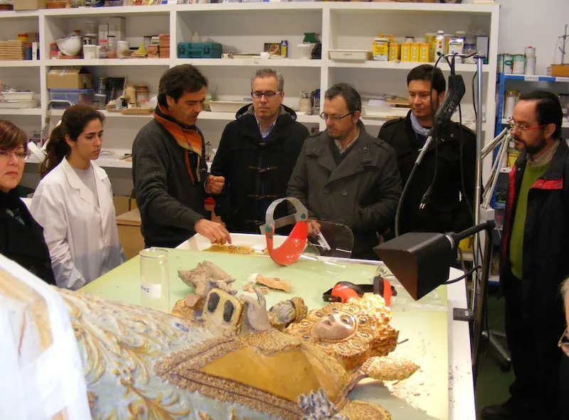4292-restauracion-virgen-rocio-gines.JPG